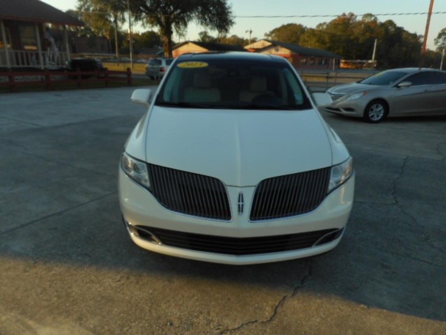 2013 WHITE LINCOLN MKT BASE (2LMHJ5AT1DB) , located at 10405 Abercorn Street, Savannah, GA, 31419, (912) 921-8965, 31.988262, -81.131760 - Photo#0